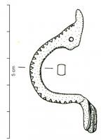 FIB-4797 - Fibule Böhme 38dbronzeArc massif, de section quadrangulaire, orné d'encoches sur les arêtes; tête percée pour le passage d'un ressort en arbalète sur axe; pied court.
