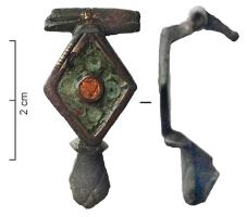 FIB-4878 - Fibule émailléebronzeFibule à charnière, dont l'arc constitué d'une plaque losangique, est creusé d'une loge unique émaillée, également losangique. Pied se terminant en tête de reptile stylisée.