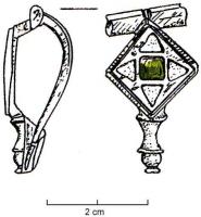 FIB-4879 - Fibule losangique émailléebronzeTPQ : 100 - TAQ : 150Fibule à charnière, dont l'arc, composé d'une plaque losangique, est creusé d'une loge carrée centrale ainsi que de 4 loges triangulaires sur chacun des ses côtés; pied mouluré