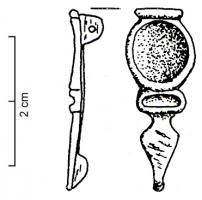 FIB-4966 - Fibule à cupulebronzeFibule généralement étamée, caractérisée par une cupule concave du côté de la tête et un pied lisse, triangulaire ou losangique, parfois en forme de feuille; une barette creuse ou une simple moulure transversale peuvent séparer le pied de la cupule.