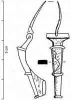 FIB-4970 - Fibule à charnièrebronzeFibule à arc lisse tripartite, chaque segment étant séparé par des moulures transversales simples; décor ponctué.