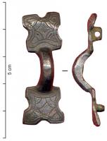 FIB-5081 - Fibule symétrique anséeargentFibule symétrique ansée à arc court, étroit et massif; les deux extrémités identiques sont de forme carrée avec des encoches sur les trois côtés; décor incisé et poinçonné, de type géométrique.