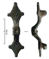 FIB-5123 - Fibule symétrique anséebronzeFibule ansée composée de deux losanges, à décor gravé, avec de petits disques lisses aux pointes; l'anse étroite, s'épaissit pour former, au sommet de l'arc, une table ornée d'une croix excisée.