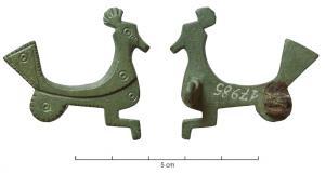 FIB-5267 - Fibule zoomorphe : paonbronzeBroche en forme de volatile (paon ?) au corps élancé, avec une houppe sur la tête, queue triangulaire redressée, décor de cercles oculés.