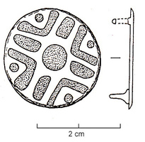 FIB-6023 - Fibule circulaire émaillée, Kreuzemailfibel type 4bronzeTPQ : 900 - TAQ : 1050Fibule circulaire à décor émaillé inscrit dans un cercle, en forme de croix de Malte aux bras solides, avec un cercle au centre; dans les écoinçons, motif en forme de cercle ou de demi-cercle, ou encore un triangle avec la pointe dirigée vers le centre.