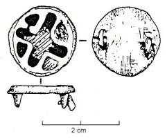 FIB-6024 - Fibule circulaire émaillée, Kreuzemailfibel type 5bronzeFibule circulaire à décor émaillé inscrit dans un cercle, en forme de croix de Malte aux bras réguliers et à bords parallèles; dans les écoinçons, motifs en forme de triangle ou de quart de cercle.