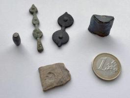 FLM-3001 - Flan monétaire
bronze
Flan coulé en chapelet, dans un moule bivalve comportant sur chaque face une marque de centrage; la suture des valves du moule est visible sur la tranche.