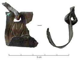 FMC-4035 - Moraillon de coffret
bronze
Fermoir (ou moraillon) de coffret, constitué d'une tôle de bronze décorée d'un motif végétal, d'un piton de fixation et d'une bélière (non conservée).