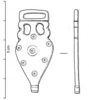 FRT-4037 - Ferret de ceinturebronzeFerret coulé, épais, en forme d'amphore aux anses ajourées de peltes, décor de points ou cercles estampés incisés ; le sommet est constitué d'une barre horizontale coulée.