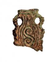 FRT-4054 - FerretbronzePendant en forme d'amphore, à décor excisé ('Kerbschnitt') comprenant une double esse sur la panse.