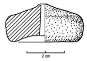 FUS-1012 - Fusaïole discoïdaleterre cuiteTPQ : -900 - TAQ : -750Fusaïole discoïdale à sommet conique, face inférieure concave, inornée.