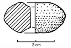 FUS-2010 - Fusaïole à profil ovaleterre cuiteFusaïole à profil ovale symétrique; faces supérieure et inférieure concaves, inornée.