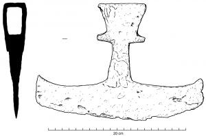 HCA-5012 - Hache d'arme à tranchant symétriqueferHache d'arme à tranchant symétrique; douille sommitale prolongée par des renforts symétriques plus ou moins développés, parfrois très enveloppants ; œil d'emmanchement rectangulaire ou trapézoïdal.