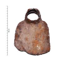 HOU-9002 - Houe
fer
Lame à tranchant rectiligne et bords convexes, arête interne, œil d'emmanchement circulaire, épaules arrondies surbaissées