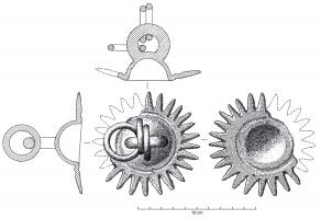 IND-1043 - Objet en forme de calottebronzeTPQ : -950 - TAQ : -750Objet en forme de calotte, à pourtour plat, dentelé, muni au sommet d'une bélière retenant des anneaux.