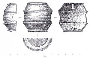 IND-1045 - Demi-barilletbronzeObjet en forme de demi-sphère aux pôles plats et fermés ; un passant intérieur à chaque pôle ; deux moulures symétriques parallèles aux pôles et deux ouvertures en demi-cercle, diamétralement opposées, au bord de la demi-sphère.