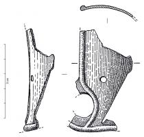 IND-1051 - Fragment de plaquebronzeFragment de plaque, incurvé, nervuré et perforé.