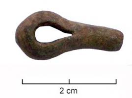 IND-3002 - Objet à identifierbronzeObjet apparemment formé par le repliement d'une petite tige de métal. Perle ?
