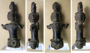 IND-3009 - ManchebronzeFigurine dont la tête porte quatre visages, orientés vers les coins cardinaux ; sur la poitrine, masque humain et sur le sommet du crâne, tête casquée.