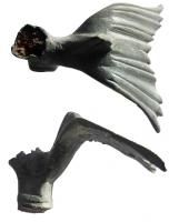 IND-4116 - Pied (ou queue de dauphin ?bronze, ferSur un axe en fer, une monture de bronze forme une bague moulurée d'où émerge un élément oblique, brisé, prolongé par une sorte de feuille ou de quue de poisson dirigée vers le bas.