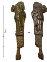 IND-4259 - Manche de ...? couteau ? ou autre ?bronze, ferManche court, constitué d'une figurine en pied : enfant nu sauf un manteau sur l'épaule, tenant un objet sur son épaule droite.