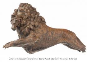 IND-4303 - Statuette (?) ou poignée (?) zoomorphe en forme de lion bronze, argentPossible poignée en bronze représentant un lion bondissant tenant dans sa gueule une tête de cheval. Les yeux sont incrustés d'argent. 