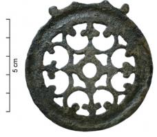 IND-4311 - Objet circulaire à décor ajourébronzeObjet circulaire, au décor ajouré avec un orifice central ; sur le pourtour, appendice latéral incomplet.