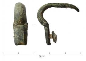 IND-4346 - Crochet, ardillon, agrafe ?bronzeObjet comportant une plaque aux côté chanfreinés, recouvrant un rivet assuré par une rondelle de tôle, prolongée par un crochet ou ardillon recourbé.