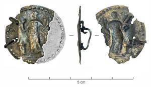 IND-4400 - Médaillon figuréargentMédaillon en tôle, travaillé au repoussé et ayant conservé à gauche deux éléments de fixation formés d’agrafes en fil replié, de section rubanée : deux autres ont pu exister à droite, faisant de ce médaillon un ornement tendu entre quatre liens ou chaînettes, peut-être pour une parure de tête, ou de vêtement. Le sujet figuré est celui d’un personnage féminin de face, sans doute une divinité, regardant à sa droite un autel cylindrique autour duquel semble s’enrouler un serpent, dont la femme tient la tête de la main droite ; à sa gauche, une corne d’abondance repose dans son bras, peut-être posé sur une colonne dont la partie inférieure est manquante.