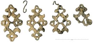 IND-5015 - Suspension ?
bronze
Dispositif composé de quatre plaques épaisses, assez grossièrement ornées d'ajours, et percées aux extrméités avec des restes de croches ou chaînettes.