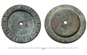 IND-9078 - Objet à identifierbronzeGrand disque percé en son centre avec frise circulaire en arcade.