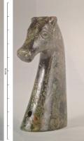 IND-9159 - Pommeau de canne : protomé forme de chevalbronzeTPQ : 1800 - TAQ : 1900Pommeau creux, en forme de protomé de cheval. L'encolure ovale à sa base, est percée de 3 trous de fixation.