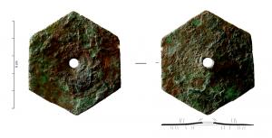 IND-9169 - Applique (?) hexagonalebronzePlaque hexagonale à décor de cercles concentriques réalisés au tour, légèrement bombée et perforée en son centre.