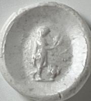 INT-4070 - Intaille : Bonus Eventus
pierre dure
TPQ : -30 - TAQ : 300
Intaille figurant Bonus eventus tenant deux épis et un rameau. A ses pieds, une corbeille (?).