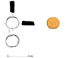 JTN-4014 - Jeton en plombplombTPQ : 1 - TAQ : 300Jeton en plomb de forme circulaire et épais ne semblant pas posséder de décors. Il pourrait peut-être, être rapproché des jetons en os utilisés pendant la période romaine, voire de pion de jeu mais aussi de certaines tessères  (TES-4099).