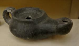 LMP-3098 - Lampeterre cuiteLampe à réservoir refermé, le trou de remplissage centré entouré d'un bourrelet ; bec allongé, anse vericale en anneau à l'arrière.