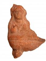 LMP-3135 - Lampe plastique : Isis terre cuiteLampe plastique avec bassin sur pieds, colonne et buste d'Isis. Argile orange, engobe perdue.
