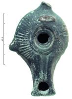 LMP-3142 - Lampe moulée Dressel 1terre cuiteLampe moulée, anse verticale en ruban à trois cannelures, rapportée. Réservoir de profil biconique, poucier en forme de corne saillante à gauche. Décor rayonnant sur le bandeau.  Petit disque fermé limité par une série de bourrelets  Bec en enclume. Base circulaire plate, limitée par un bourrelet. 
