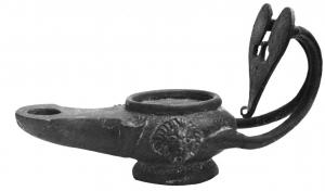 LMP-4011 - LampebronzeLampe à pied évasé, bec allongé, dont le réflecteur porté par deux tiges recoubées a la forme d'une feuille cordiforme très échancrée; sur le côté du réservoir, médaillon en forme de tête de lion.