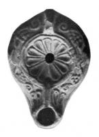 LMP-4048 - Lampe corinthienne tardive : Rosetteterre cuiteLampe à bec rond; disque décoré d'une rosette; anse  percée; épaule ornée pampres et de raisins, bec entouré par un petit canal.