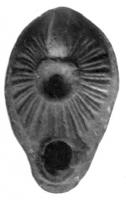 LMP-4069 - Lampe corinthienne tardiveterre cuiteLampe ovoïdale; petit disque non décoré; anse non  percée; épaule en rosette en relief; bec incorporé au réservoir.