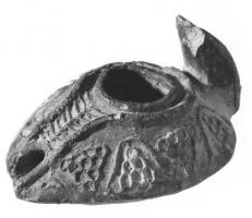 LMP-41514 - Lampe pantoufle byzantine - islamiqueterre cuiteLampe allongée à bec incorporé à canal décoré d'une feuille de palme; épaule décorée de motifs géométriques en relief formant des grappes de raisin. Petite anse en forme de tête animale stylisée.