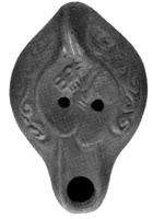 LMP-4157 - Lampe syro-palestinienne (imitation de type africain)terre cuiteTPQ : 300 - TAQ : 500Lampe de forme ronde avec bec allongé. Médaillon orné d'un chien en course. Epaule  richement décorée de motifs en spirale. Anse non percée.