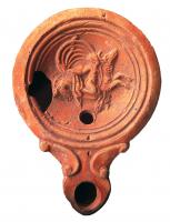 LMP-41638 - Lampe Loeschcke IV : Néréide sur dauphinterre cuiteLampe moulée sans anse. Réservoir circulaire de profil convexe. Bandeau plat et étroit. Disque circulaire limité par trois sillons concentriques. Décor : personnage assis (voile déployé à l'arrière) sur un dauphin nageant à drote (Néréide).