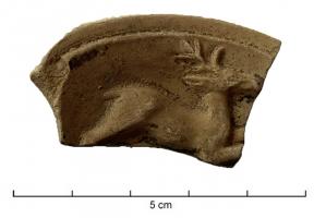 LMP-42117 - Médaillon de lampe : cerfterre cuiteMédaillon de lampe circulaire orné d'un cerf ; le type de lampe est inconnu.