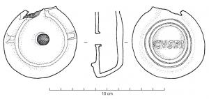LMP-42424 - Lampe de firme : CVSPIterre cuiteLampe moulée sans anse: le réservoir circulaire est de profil biconvexe asymétrique; bandeau penché vers l'extérieur portant deux ou trois tenons rectangulaires non percés, sur l'axe horizontal. Disque en cuvette profonde bordée par un bourrelet continu. Bec long au petit canal non communiquant avec le disque, chanfreiné sur les côtés. Base circulaire plate en creux limitée par deux anneaux concentriques enfermant l'estampille moulée CVSPI en relief. 