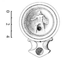 LMP-42516 - Loeschcke IB : Gladiateur à gaucheterre cuiteTPQ : 10 - TAQ : 70Lampe à réservoir tronconique. L'épaule plate est séparée du médaillon par trois sillons concentriques déterminant deux moulures (ép. L. 3a). Orifice d'alimentation situé sous le décor dans l'axe du bec, trou d'évent oblong presque circulaire situé au niveau de la mouluration entre les volutes dans l'axe des orifices d'alimentation et d'allumage. Fond plat.  Le médaillon est orné d'un gladiateur debout de face, la tête tournée vers la gauche. Il tient un bouclier rectangulaire (parma) de sa
main gauche et le bras droit tendu dans un geste de combat. Il porte un pagne court (subligaculum), une jambière (ocrea) protège sa jambe gauche. Il s'agit d'un hoplomaque.