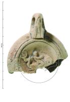 LMP-42731 - Lampe à bec rond  : génie ailé chevauchant un dauphin. C COR VRSterre cuiteLampe à bec rond, à anse et médaillon à décor de génie ailé chevauchant un dauphin vers la droite ; bandeau : arrondi et incliné vers l’extérieur. Un poinçon rond de part et d’autre de l’anse ; Marli orné d'un filet et deux sillons ; anse à double sillons ; jouxtée de deux pastilles du même type que celles de la marque ; fond : dégagé par un sillon.