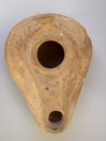 LMP-4646 - Lampe pantoufle byzantineterre cuiteLampe massive, ovoïde, à bec à canal. Epaule décorée d'une couronne de palme. Anse conique (perdue).
