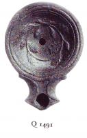 LMP-4727 - Lampe Loeschcke IB : Couronneterre cuiteTPQ : 20 - TAQ : 90Lampe ronde à large bec en enclume à volutes. Médaillon décoré d'une couronne de chêne.